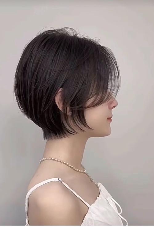 扁脸适合什么发型女_扁脸女生发型妆容技巧