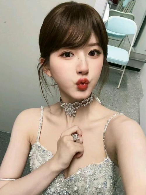 斜刘海女生发型_修饰脸型显气质,时尚百搭! 斜刘海女生发型_修饰脸型显气质,时尚百搭!