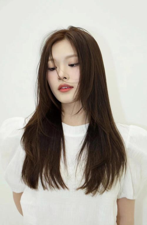 帅气女生长发发型推荐_长发卷度脸型气质穿搭