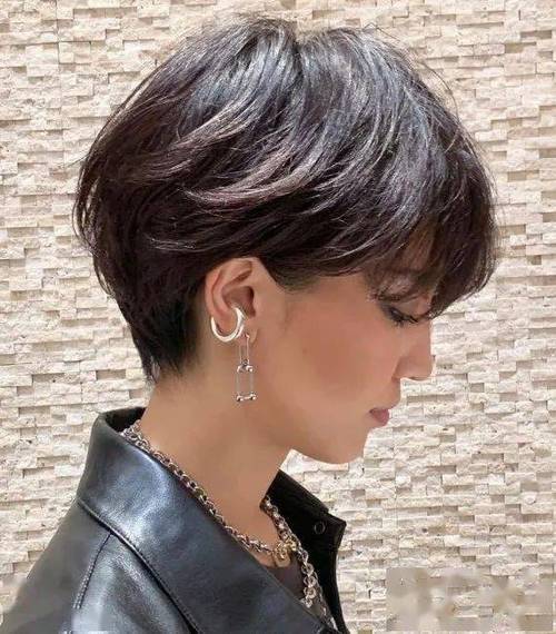 面部扁平的人适合短头发吗_侧分卷发显脸长,短发配眼镜更时尚 面部扁平的人适合短头发吗_侧分卷发显脸长,短发配眼镜更时尚