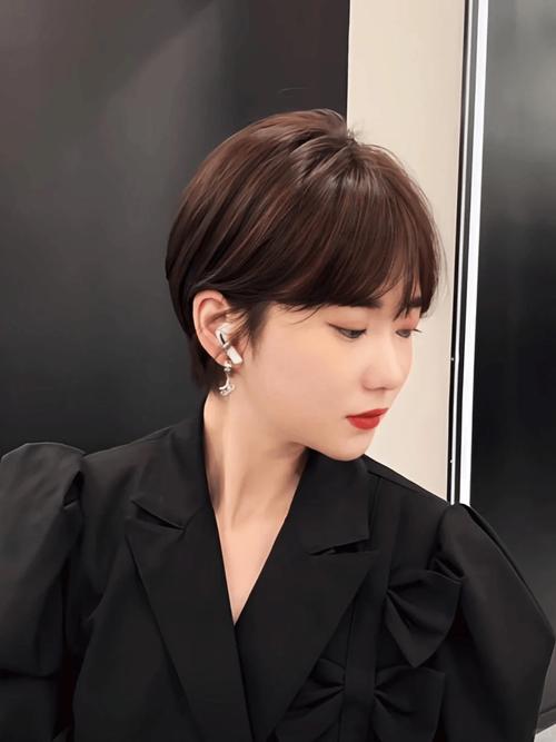 30一40岁女人减龄短发_30+女性减龄短发，波波头层次露耳，自信闪耀！