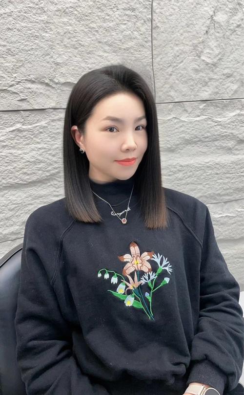 直发发型2025年最新款_短设计感强，个性发色显气质