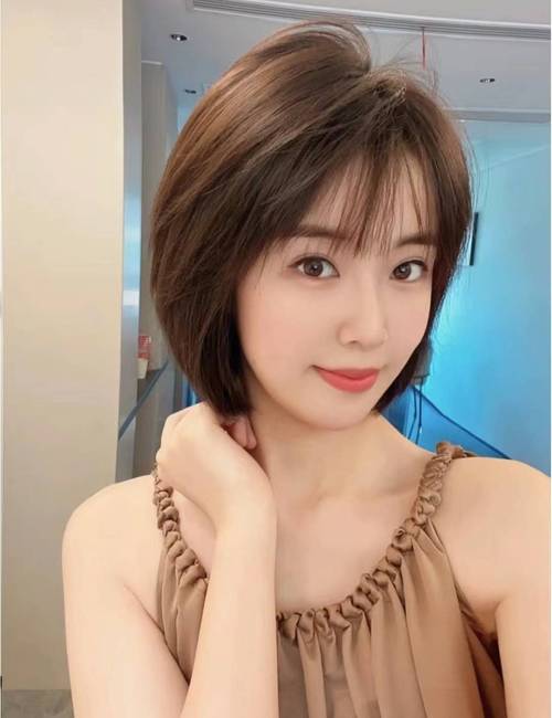 五十岁长脸女人最佳发型_五十岁长脸女，选对发型显年轻