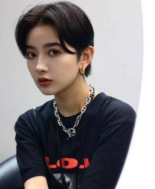 日式齐肩中分短发，层次感强易打理