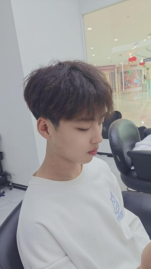 自来卷帅气发型推荐_发型显气质，短发卷发好选择