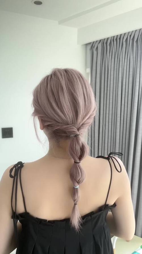 侧低马尾麻花辫扎法_加麻花辫显俏皮慵懒