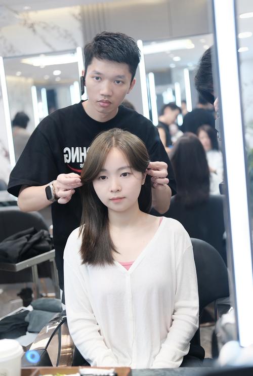 给自己照片换发型_AI换发型，照片秒变新造型