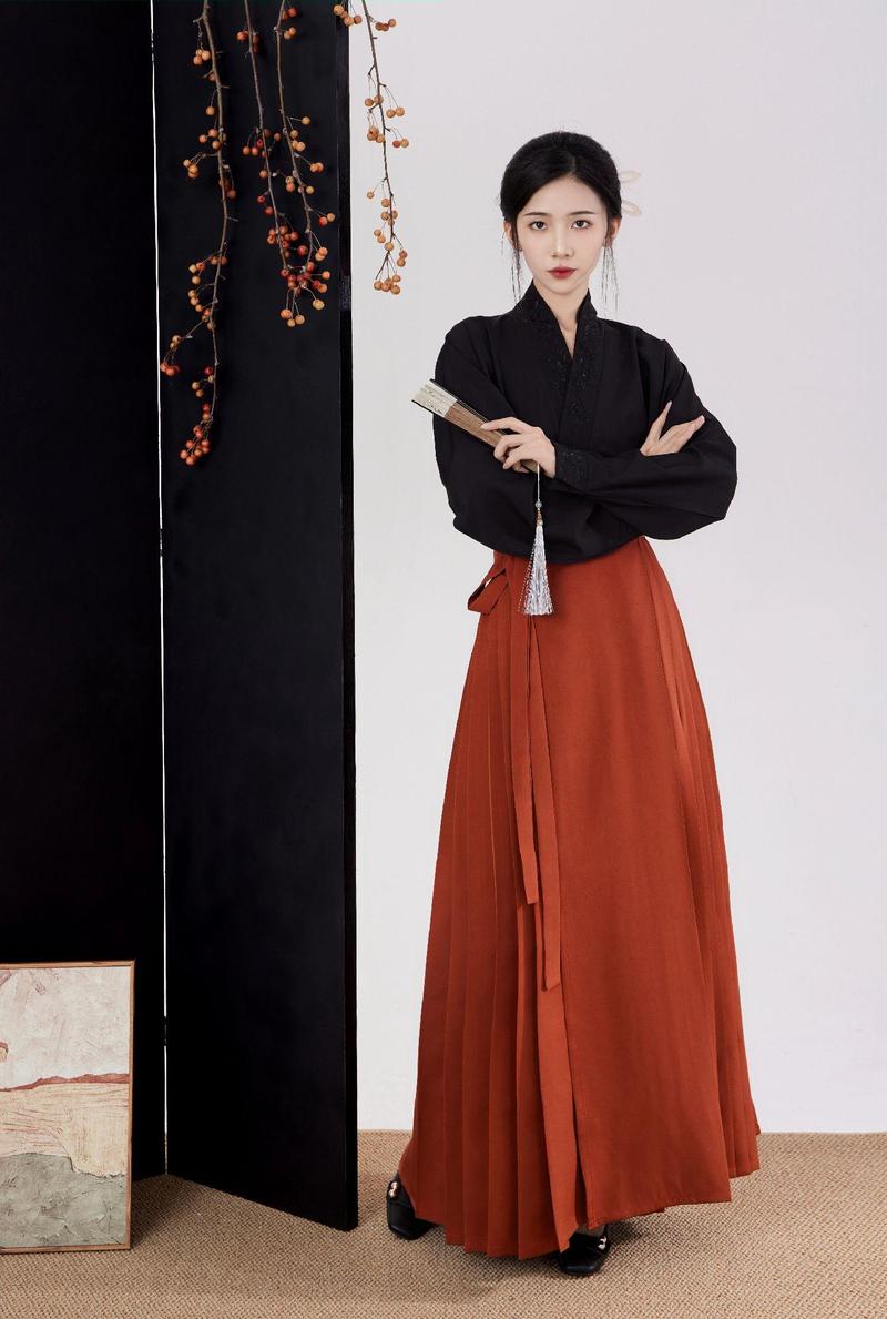 红色马面裙日常搭配_红色收腰马面裙 百搭时尚，多变造型！