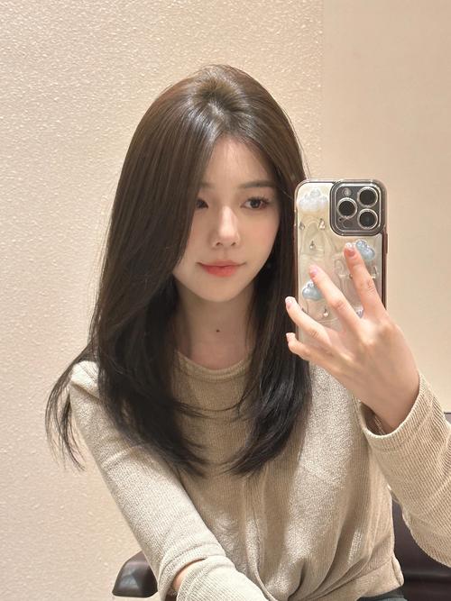 45岁圆脸最耐看的发型_波波头锁骨发显精致优雅