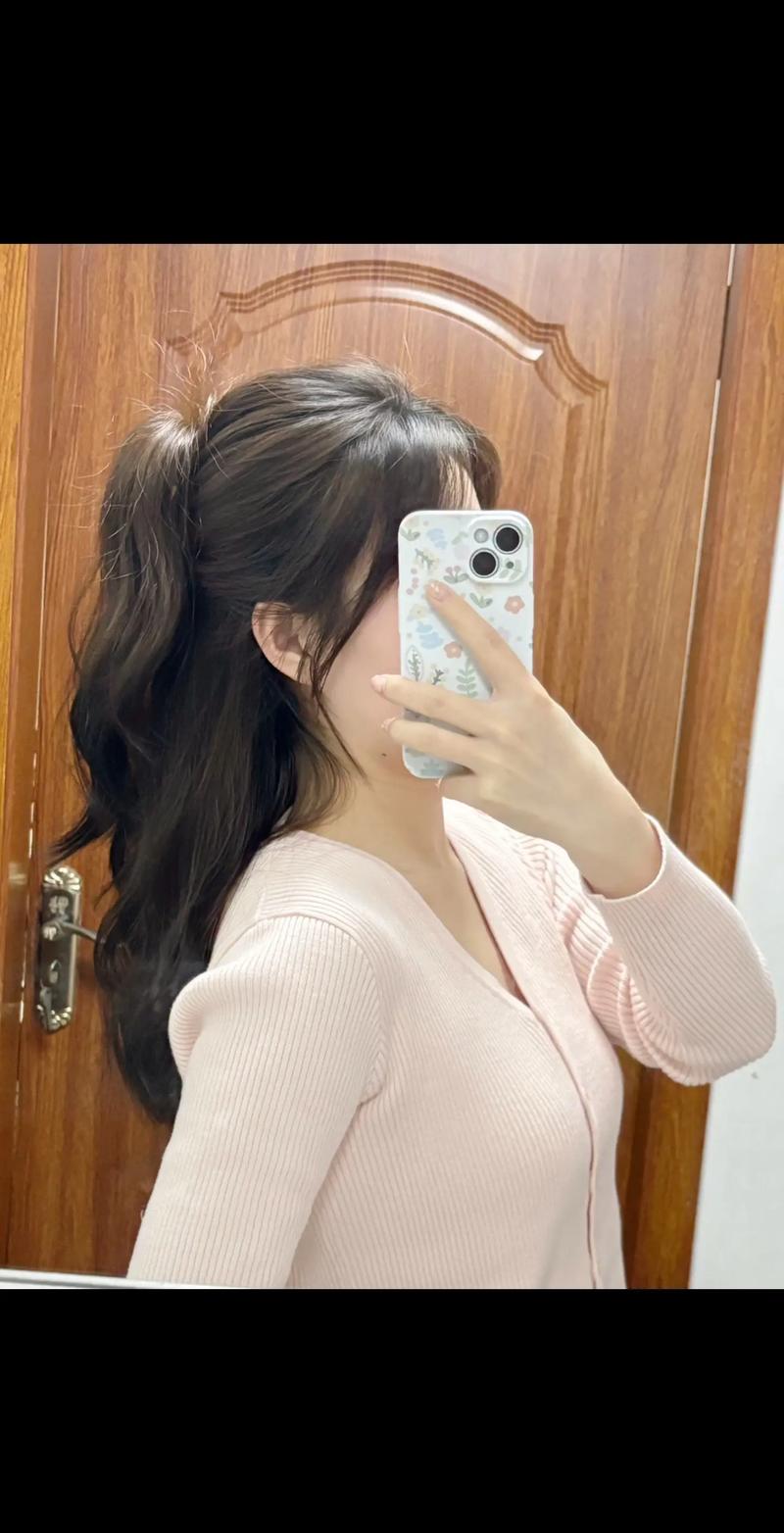 半扎高马尾的正确扎法_半扎高马尾卷发夹技巧，显高显小显女神