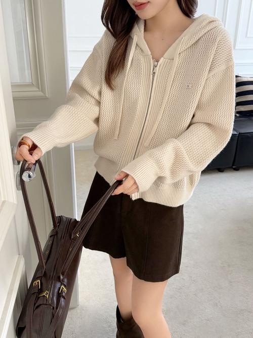 连帽毛衣搭配图_克莱因蓝连帽毛衣，时尚百搭显白！