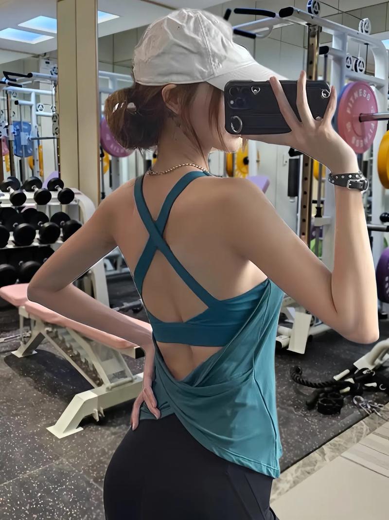 女性健身背部图片_女性练出马甲线背,健身好处多 女性健身背部图片_女性练出马甲线背,健身好处多