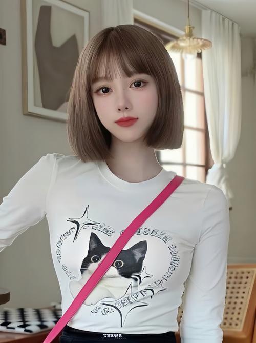 倒瓜子脸适合什么发型_刘海+蓬松卷发，显脸小显气质