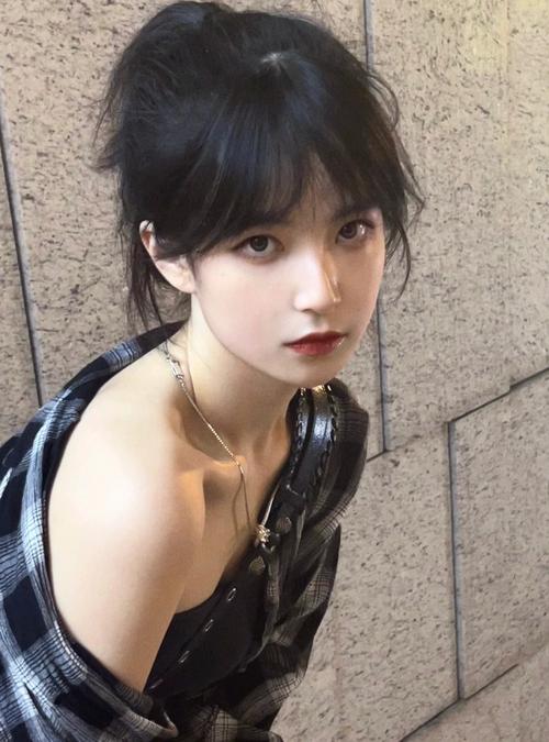 短头发怎么扎高马尾_高马尾显脸小，发夹点缀添精致