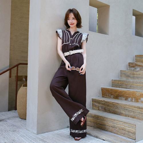 v领蕾丝连体裤怎么搭配_V领蕾丝连体裤，修身显气质，性感又高贵