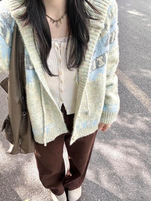 连帽毛衣搭配图_克莱因蓝连帽毛衣，时尚百搭显白！