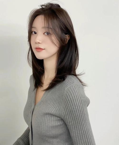 夏天凉快的发型_男士寸头女士短发，透气又时尚！