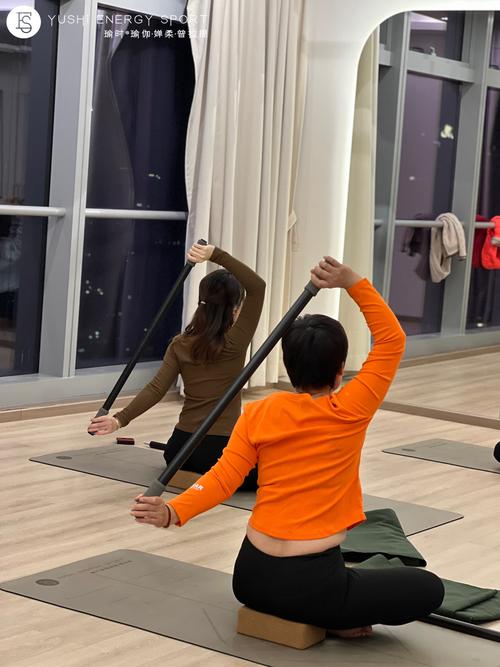 初学者瑜伽必备器材_瑜伽砖绳毯垫带，初学者必备好帮手