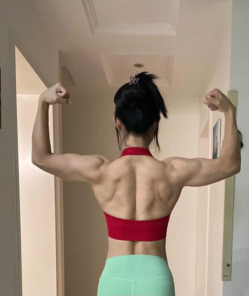 女性健身背部图片_女性练出马甲线背,健身好处多 女性健身背部图片_女性练出马甲线背,健身好处多