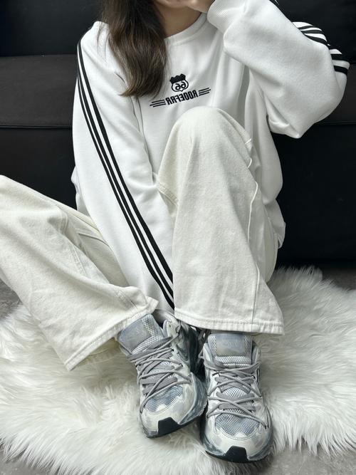 深灰色裙子最佳配色_5种百搭穿法，显瘦又优雅