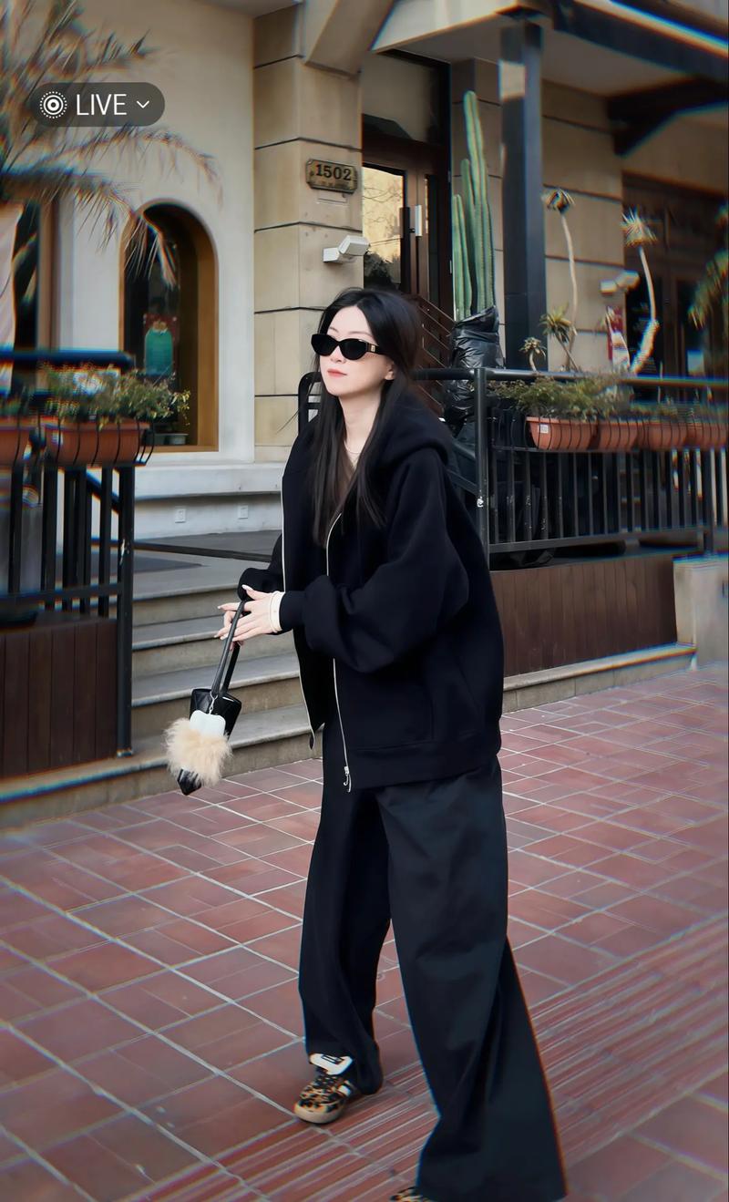 连帽卫衣搭配图片_2024秋男生连帽卫衣穿搭指南,显气质又百搭! 连帽卫衣搭配图片_2024秋男生连帽卫衣穿搭指南,显气质又百搭!