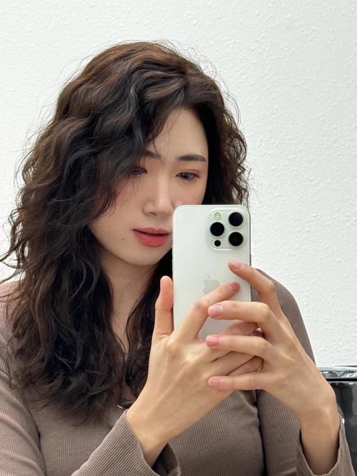 大盘脸最好看三个发型_齐刘海中分卷发，修饰脸型超有效！