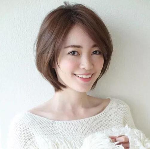 45岁女人发型显年轻_45岁女性锁骨卷短发，显年轻洋气气质