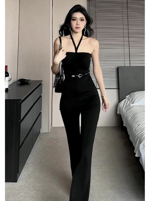 露肩连体裤配蕾丝choker，性感优雅又个性