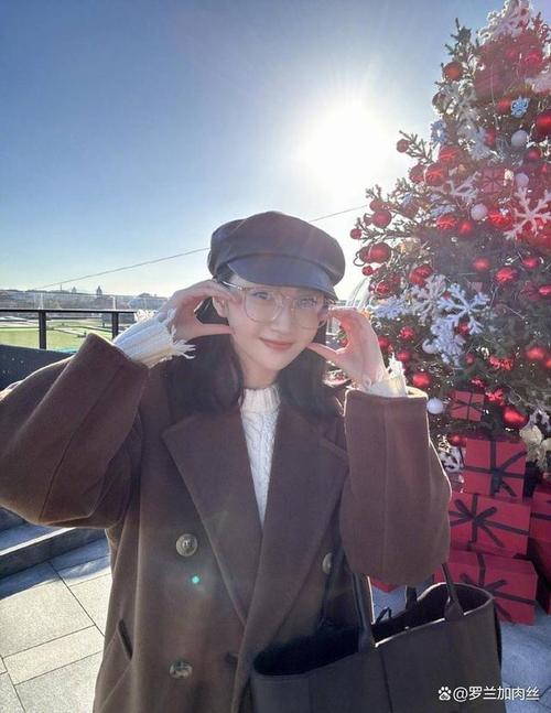 贝雷帽配白色毛衣_秋冬时尚配饰，显气质又保暖