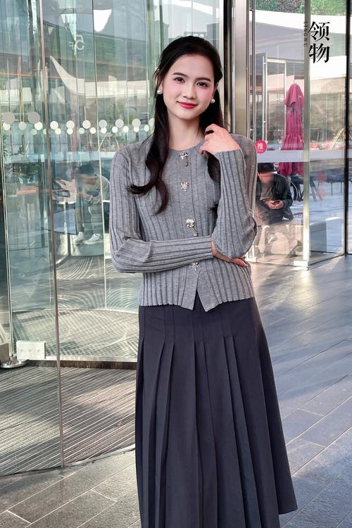 40岁女人还能穿短百褶裙吗_40岁穿短百褶裙？选对更自信！