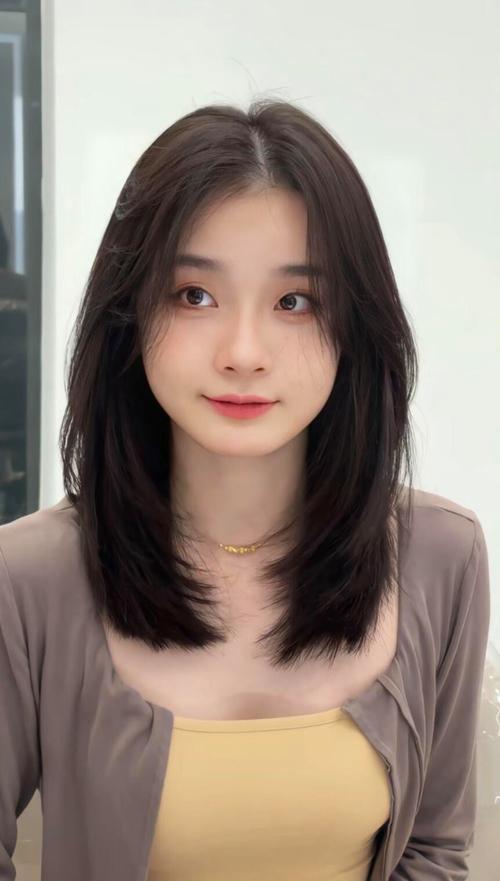 脸长女生适合的发型_蓬松层次刘海锁骨发