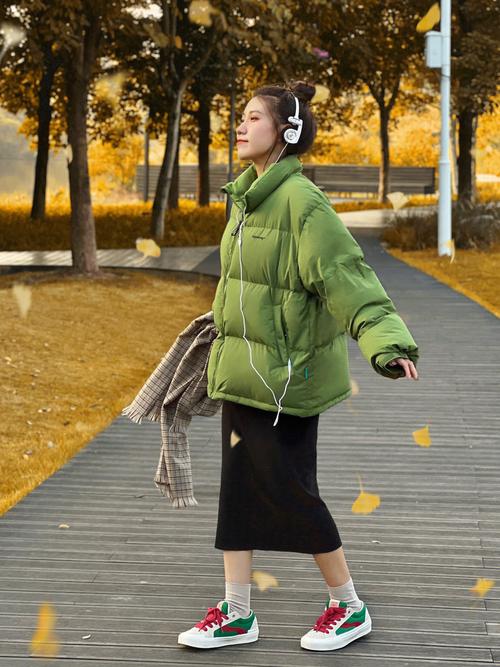 浅绿色短外套配什么色裤子_浅绿外套百搭，裤子混搭显个性气质