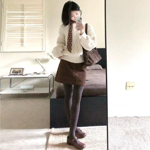 咖色包臀裙配什么上衣_同色系显优雅，撞色更吸睛