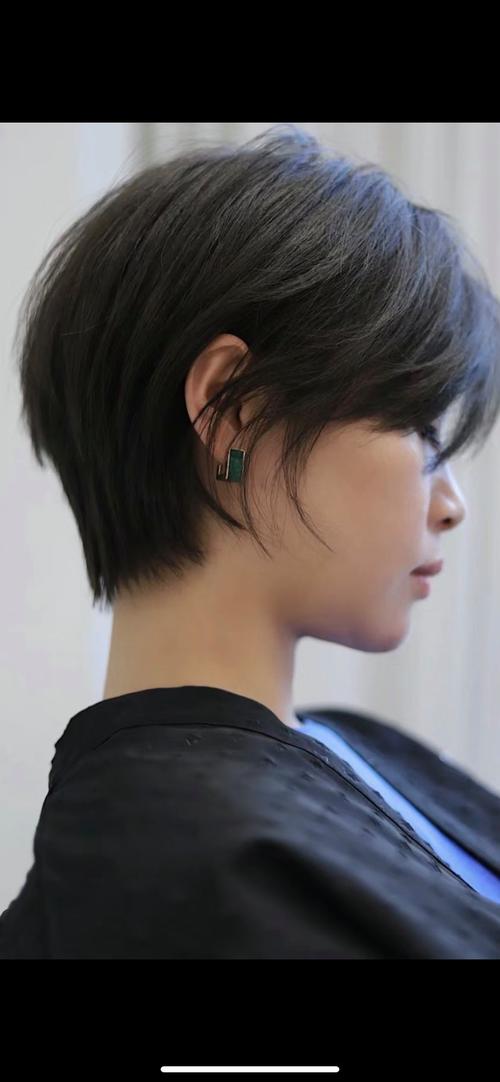 45岁女人最好看短发圆脸_45岁女根据脸型选发型,显年轻优雅 45岁女人最好看短发圆脸_45岁女根据脸型选发型,显年轻优雅