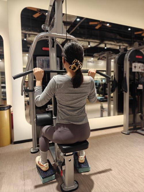 中年女性健身背部训练_中年女人练背改善体态，动作标准很重要