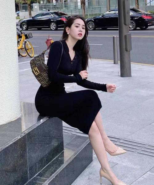 配包臀裙最忌三种鞋子_选密实冷灰，配西装外套，尖头高跟鞋显腿长