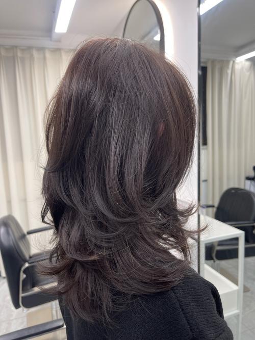 大扁脸适合什么发型_空气刘海短发柔化脸型，超短发层次显立体，中分卷发慵懒修饰，长卷发刘海颜色添时尚