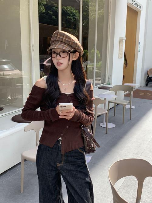 贝雷帽搭配格子外套_贝雷帽百搭时尚，秋冬叠穿显个性