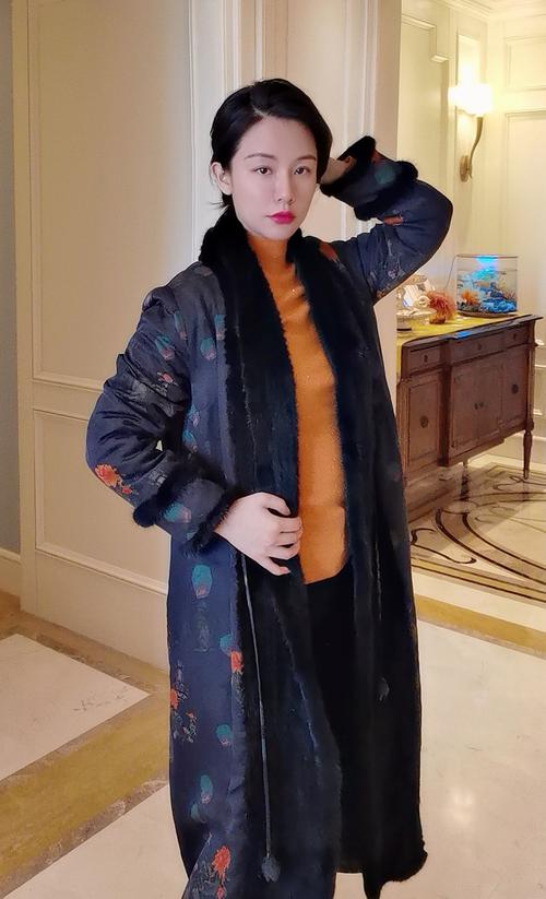 香云纱棉服搭配图片_秋冬时尚单品