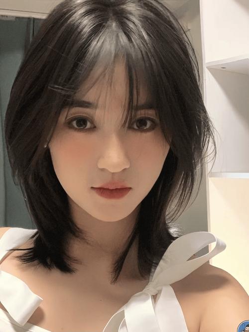 大扁脸梳什么发型好女_修饰脸型，气质加分！