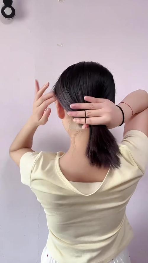 短发怎样扎低马尾简易好看_低马尾显干练,短发也时尚 短发怎样扎低马尾简易好看_低马尾显干练,短发也时尚