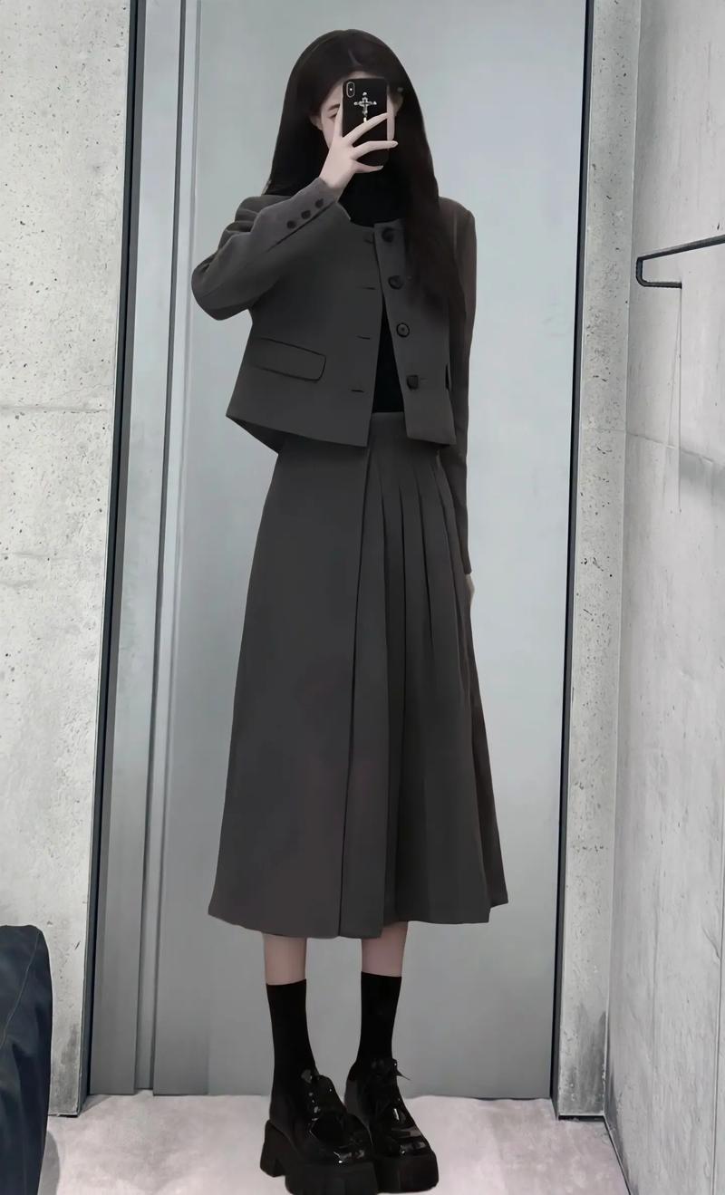 深灰色长裙配什么颜色上衣_百搭优雅！深灰长裙的N种穿搭法