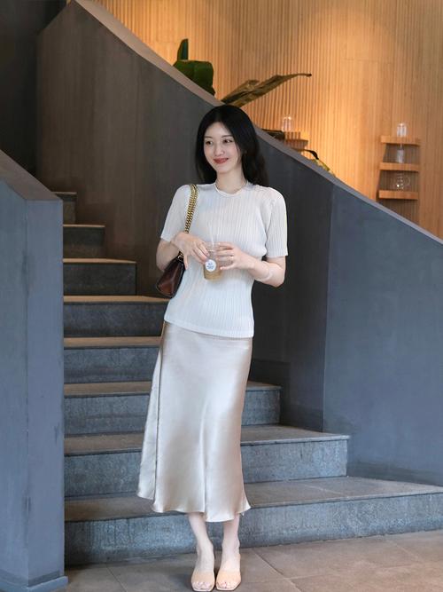 香槟色裙子搭配图片_显白百搭，低调奢华好选择