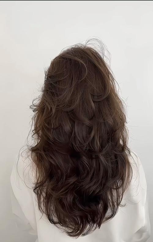 今年秋冬最流行的发型_烫发短发新潮流，显脸小显气质！