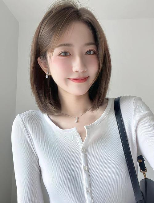最适合长脸女生发型_齐刘海波波头显年轻，侧分大波浪显优雅，高马尾显动感，避免直发显脸长