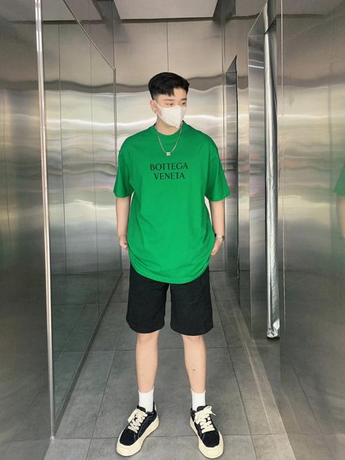 短袖绿色配什么颜色的裤子呢_绿T黑裤显高级，白蓝灰米粉各风格