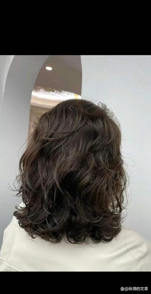 四五十岁女人剪什么发型好看_优雅微卷，减龄时尚