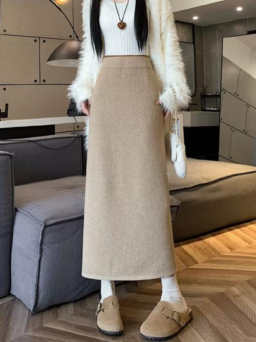 杏色针织包臀长裙搭配图_显气质，亚洲女性首选