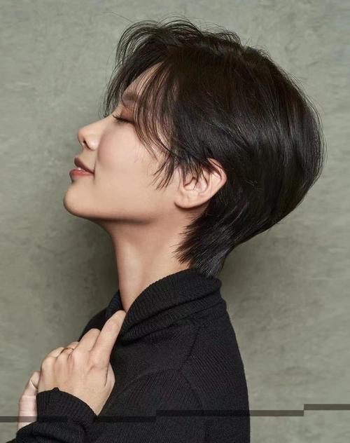 五角脸适合什么发型_显脸小显英气，侧分背头是王道