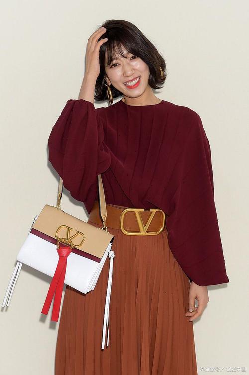 红色上衣怎么搭配_红上衣配黑白灰出彩，别配蓝粉，牛仔裤很搭